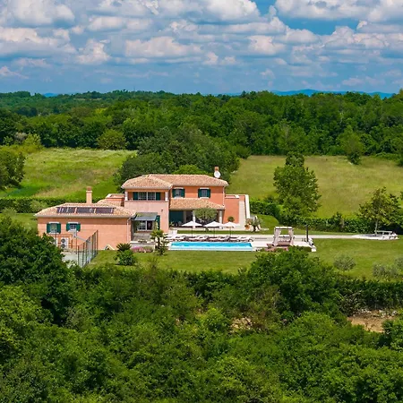 Beautiful Village With Tennis Court In Tinj Вилла Tinjan