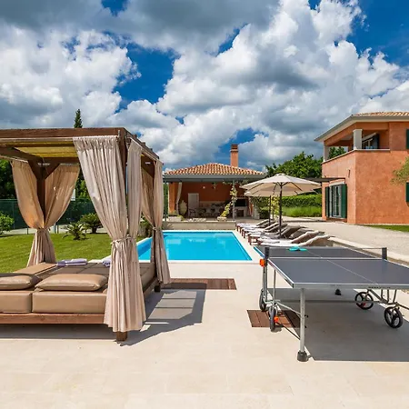 Вилла Beautiful Village With Tennis Court In Tinj Tinjan
