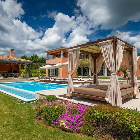 Вилла Beautiful Village With Tennis Court In Tinj Tinjan