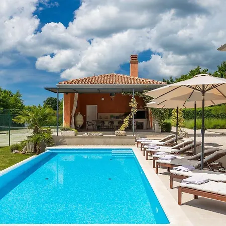 Villa Beautiful Village With Tennis Court In Tinj Tinjan