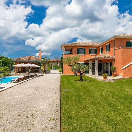 Beautiful Village With Tennis Court In Tinj Villa Tinjan