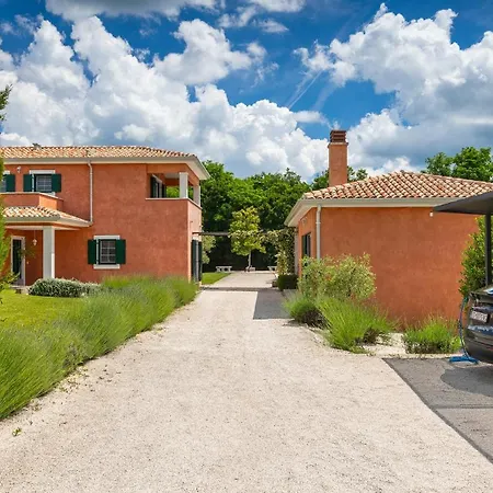 Beautiful Village With Tennis Court In Tinj