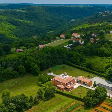 Villa Beautiful Village With Tennis Court In Tinj *
