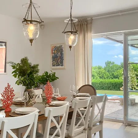 Beautiful Village With Tennis Court In Tinj Villa