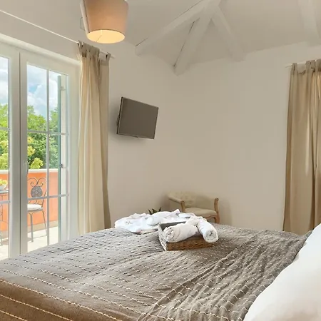 Beautiful Village With Tennis Court In Tinj Villa *
