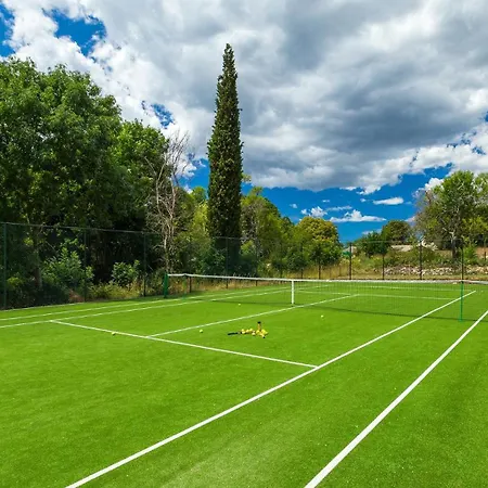 Beautiful Village With Tennis Court In Tinj Villa Tinjan