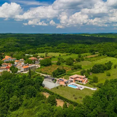 Beautiful Village With Tennis Court In Tinj Villa